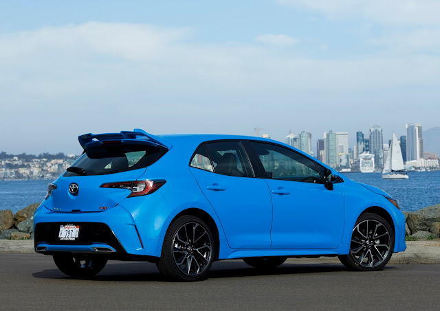 Rear 3/4 view of 2019 Toyota Corolla Hatchback