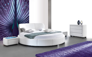 Łóżko Perła w sypialni, obok stoi komoda i dwa stoliczki nocne Perła