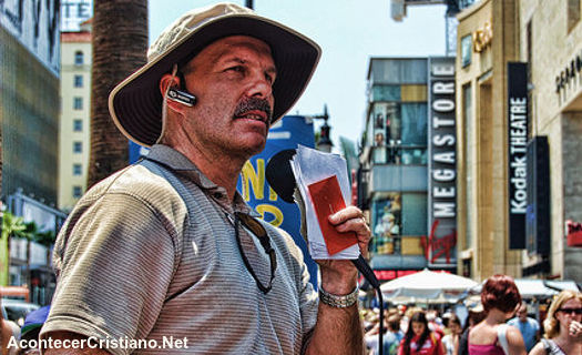 Tony Miano predicando en la calle