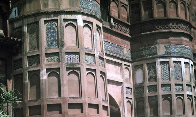 pillar designs agra fort