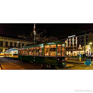 Sotto le coperte, di notte, in Tram storico a Milano