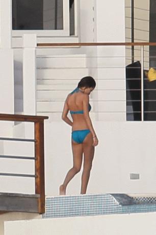 selena gomez bikini with justin bieber kissing. justin bieber and selena gomez