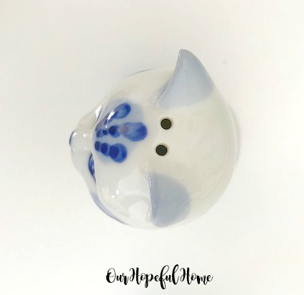 blue white Delft china cat