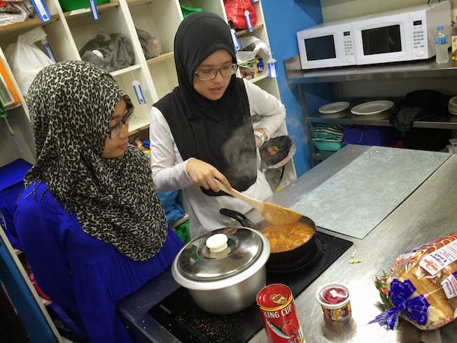 Gambar Orang  Memasak Di Dapur Desainrumahid com