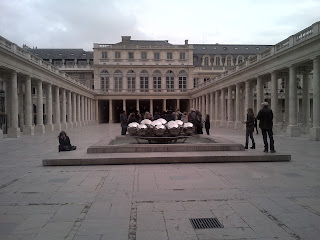 Palais Royal Jardins Vue sur la sculpture moderne.   