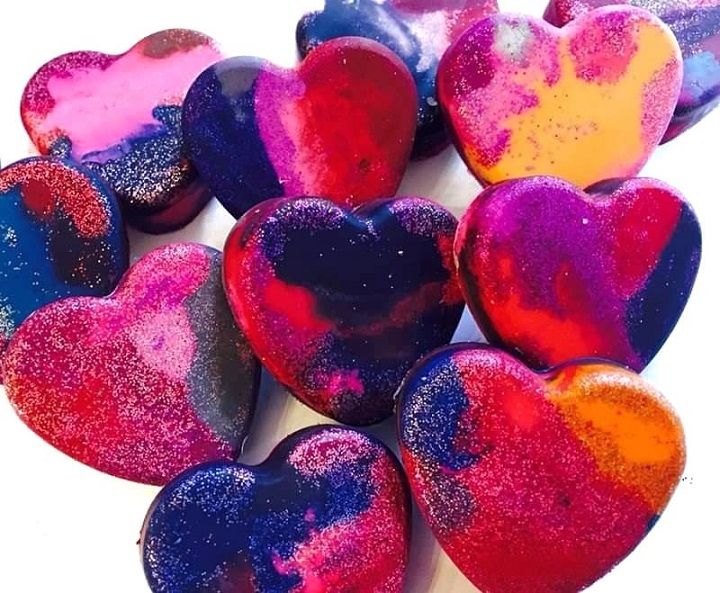 diy glitter heart crayons