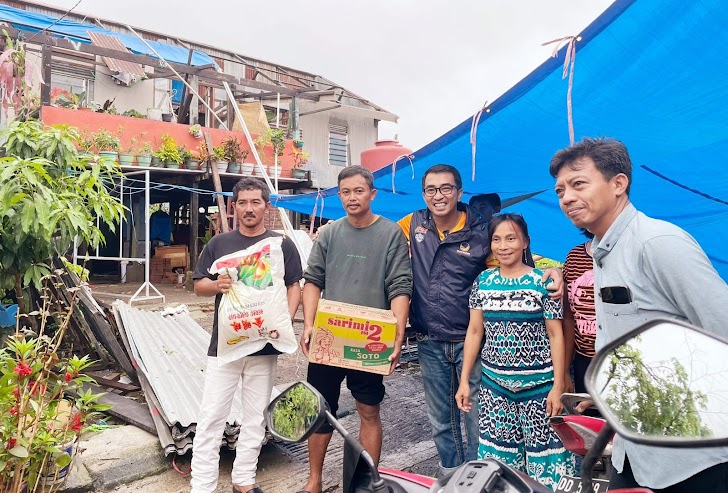 Tinjau Kelurahan Terdampak Bencana, Mario David Serahkan Bantuan Kepada Masyarakat Pampang