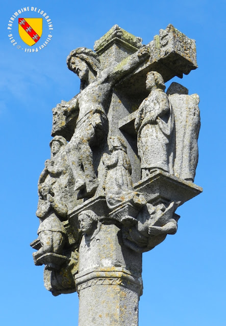 VIOCOURT (88) - Croix-calvaire de cimetière (1586)