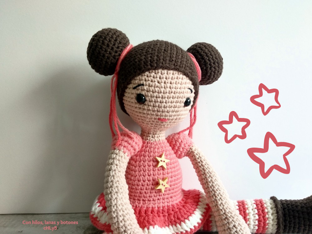 Con hilos, lanas y botones: Michal amigurumi doll (patrón de Anatillea)