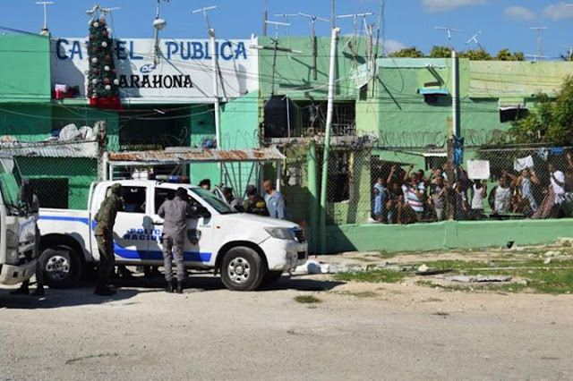 Trasladan 22 reos cárcel de Barahona hacia centro aislamiento de COVID-19 en SD