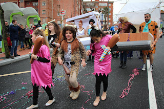 Desfile de disfraces de las fiestas de Lutxana