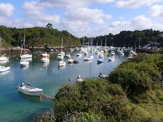 bateaux et barques au mouillage dansle port de merrien