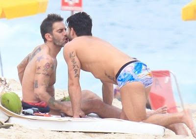 Marc-Jacobs-Kisses-Boyfriend-on-The-Beach