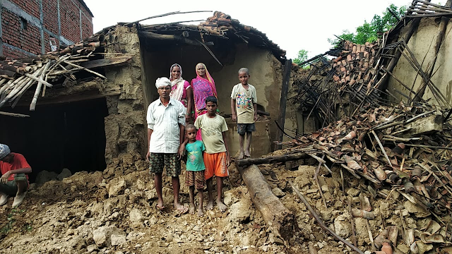 लगातार हो रही बारिश से जयनगरा निवासी विनय कुमार का मकान ध्वस्त, बेघर हुआ पूरा परिवार-- Report Brjesh Pandey