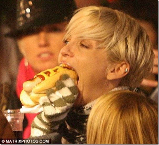 Garotas comendo cachorro quente (6)