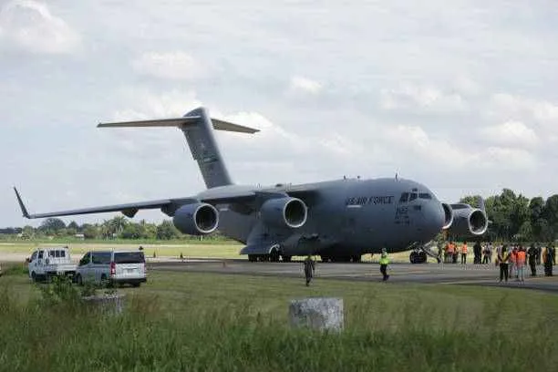 A U.S. Air Force flight carrying deported migrants by the U.S. government arrives at Ramón Villeda Morales International Airport on January 31, 2025, in San Pedro Sula, Honduras. Photo by Jorge Salvador Cabrera/Getty Images
