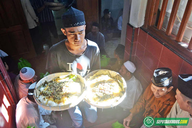 nasi ambengan prosesi buka luwur sunan muria