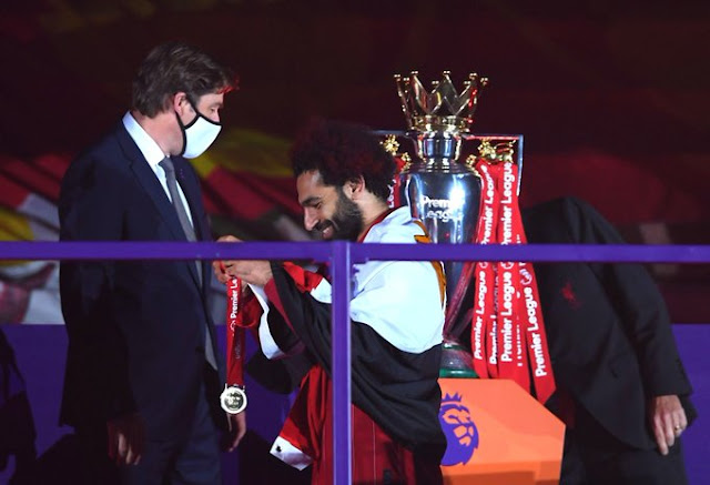 صور.. شاهد مراسم تسلم ليفربول كأس البريميرليج