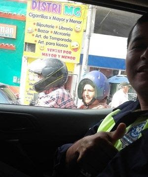 Mujer se pone mal el casco y su foto se vuelve viral