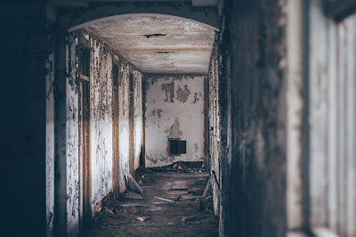 https://www.pexels.com/photo/photo-of-white-and-gray-hallway-976853/