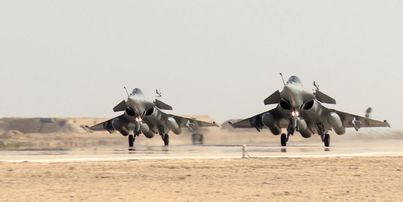 مصر وفرنسا توقعان عقد توريد 30 طائرة طراز رافال