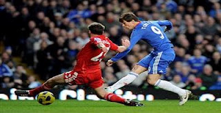 Carragher: Tak Mudah Melawan Torres