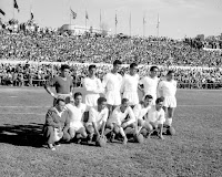 REAL JAÉN C. F. Temporada 1956-57. Cardoso, Andía, Alarcón, Ruiz, Serrano I, Almagro. Masajista, Antó, Antoniet, Arregui, Paseiro y Peiró. REAL JAÉN C. F. 1 C. F. BARCELONA 2 Domingo 30/09/1956. Campeonato de Liga de 1ª División, jornada 4. Jaén, estadio de La Victoria. GOLES: ⚽1-0: 30’, Antoniet. ⚽1-1: 31’, Tejada. ⚽1-2: 59’, Luis Suárez.