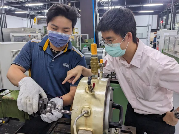 ▲茂順密封元件科技股份有限公司指派職場導師(右)教導青年(左)。（中彰投分署提供）