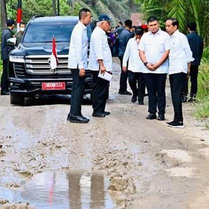 Presiden Jokowi Kunjungi Labura Tinjau Jalan Rusak dalam berita Ngawi terkini dan viral