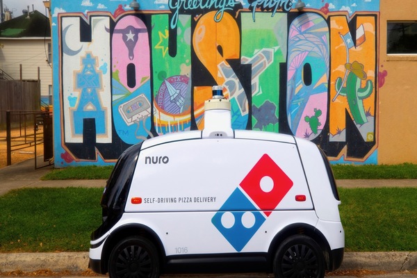 بالصور: روبوت ذاتي القيادة لتوصيل طلبات البيتزا للزبناء