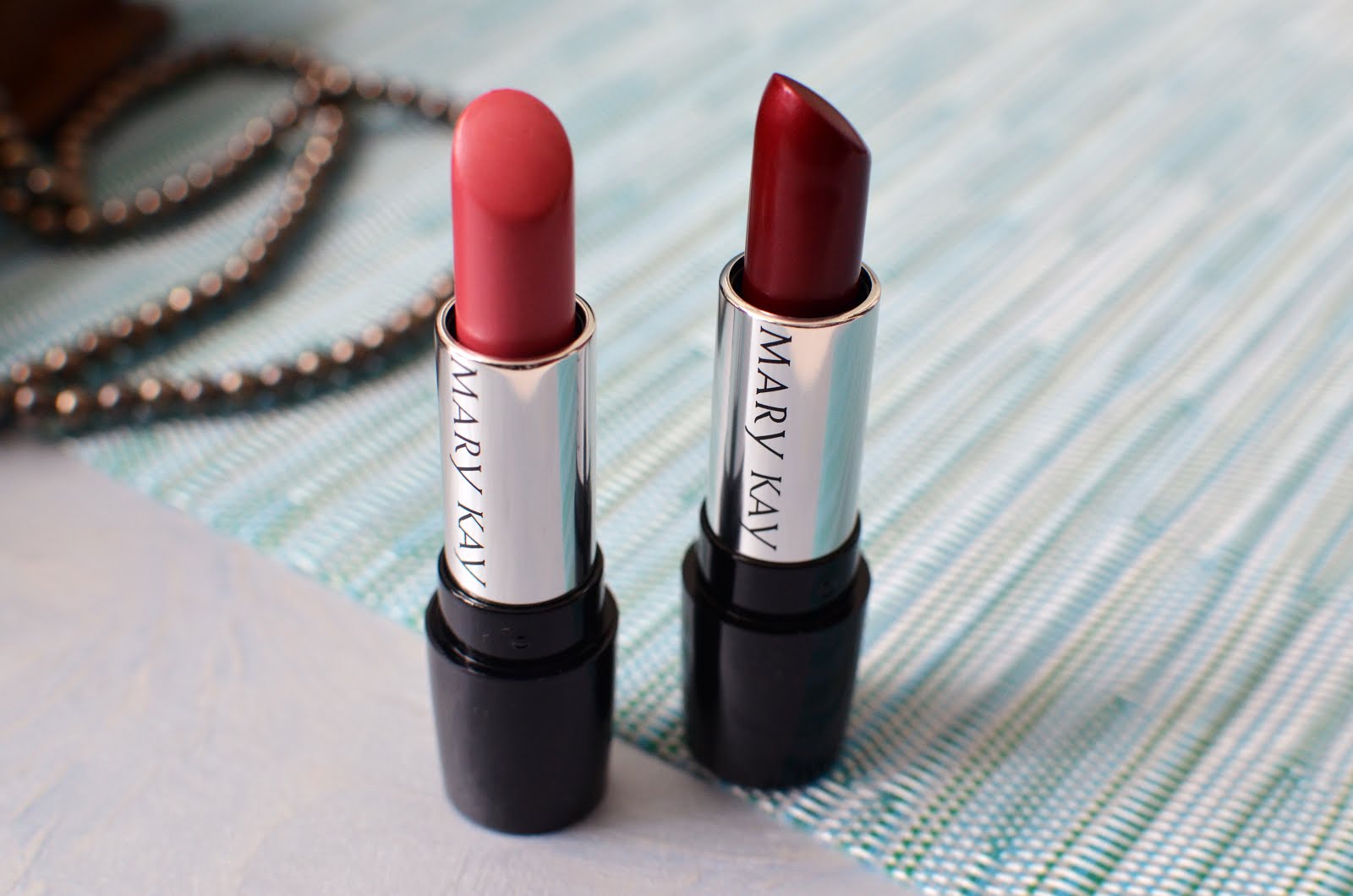 MARY KAY Gel Semi-Shine Lipstick Romantic pink and  Scarlet red\  Сияющая Гелевая Губная Помада в оттенках Красное пламя и Романтичный розовый