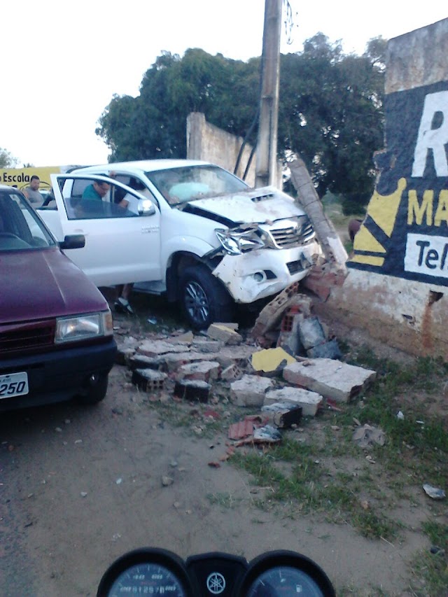 Motorista perde controle e veículo colide contra muro em Santo Antônio de Jesus