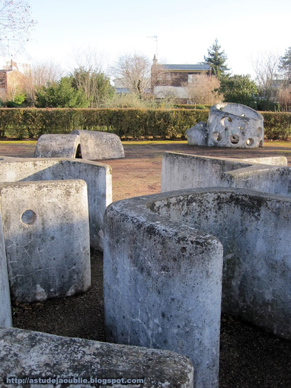 L'Haÿ-les-Roses - Groupes Terre et Famille, Sculptures Jeux d'enfants  Création: Pierre Szekely  Construction: 1958.