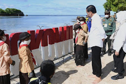 Jokowi Melepas Tukik Penyu ke Laut Bersama Pelajar dan Masyarakat Patuno Resort