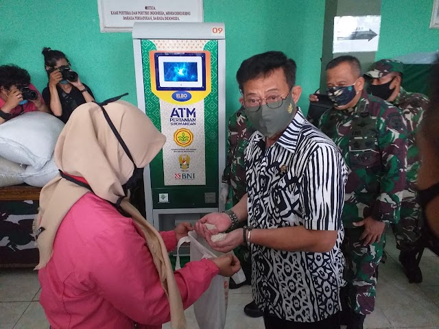  Menteri Pertanian Tinjau Pembagian Beras Melalui ATM di Kodim Depok