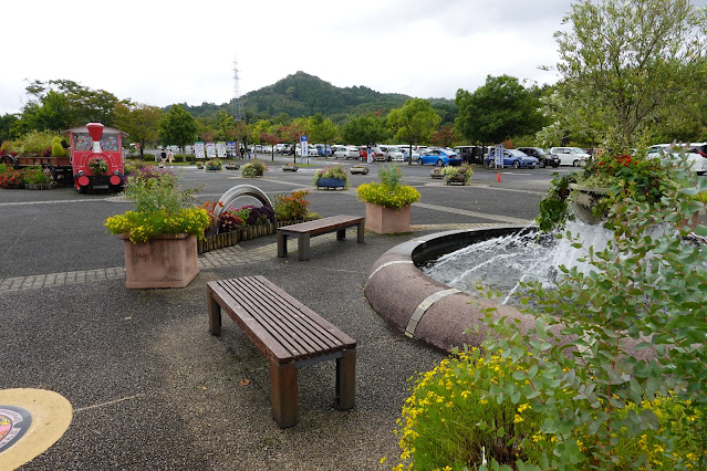 鳥取県西伯郡南部町鶴田　とっとり花回廊　ゲート前展示