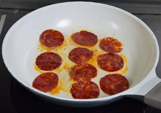 Faites chauffer une poêle et déposez les tranches de chorizo. Laissez un peu dorer sur les deux faces et réservez sur du papier absorbant.