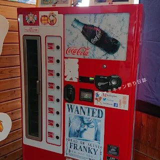 ワンピース像フランキー像カード配布場所のコーラ自販機
