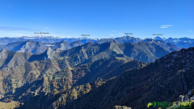 Vistas desde Peña Mea hacia los Picos de Europa