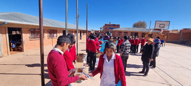 Dank unserer Spender haben die Schüler von Pampa Colorada Bolivien heute Morgen Schulmaterialien erhalten. Gott schütze Euch alle in diesen schwierigen Zeiten. Von den Kindern ein herzliches Dankeschön.