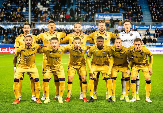 LEVANTE U. D. Temporada 2021-22. Campaña, Óscar Duarte, Roberto Soldado, Rubén Vezo, Dani Cárdenas. José Luis Morales, Enes Bardhi, Enric Franquesa, Malsa, Son y Jorge De Frutos. DEPORTIVO ALAVÉS 2 LEVANTE U. D. 1. Sábado 06/11/2021 18:30 horas. Campeonato de Liga de 1ª División, 13ª jornada. Vitoria, Álava, estadio de Mendizorroza: 12.176 espectadores. Árbitro: Adrían Cordero Vega, Cantabria. VAR: Xavier Estrada Fernández, Catalunya. Entrenadores: Alavés: Javi Calleja. Levante: Javier Pereira. GOLES: 0-1: 13’, Jorge De Frutos. 1-1: 77’, Joselu, de penalti. 2-1: 90+1’, Joselu.