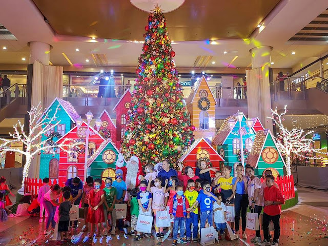 Christmas Tree in SM City Cebu by Novereich Agustin