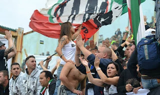 http://www.forzajuve.gr/2015/08/dominae-ultras.html