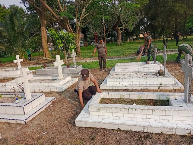 Sambut HUT TNI Ke 78, Personil Polres Siantar Ikut Kerja Bhakti di Taman Makam Pahlawan