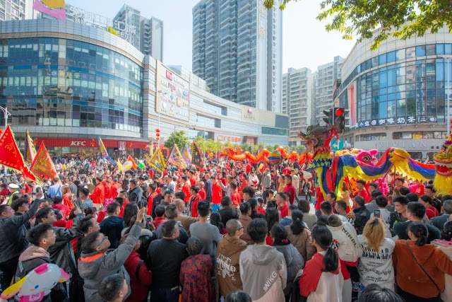 Hundreds of dragons and lions celebrate the New Year 2024, and the New Year flavor in Guangning County(Guangdong) is strong and strong