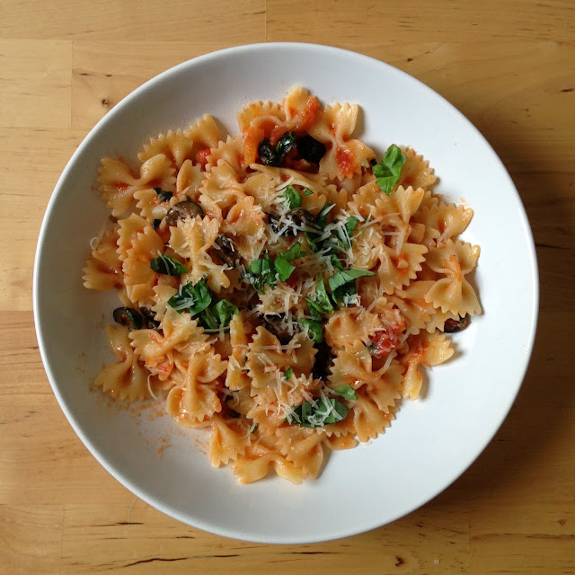 Pasta con tomate y aceitunas