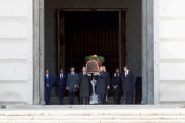 250 agentes y tres denuncias: así fue la exhumación de Franco