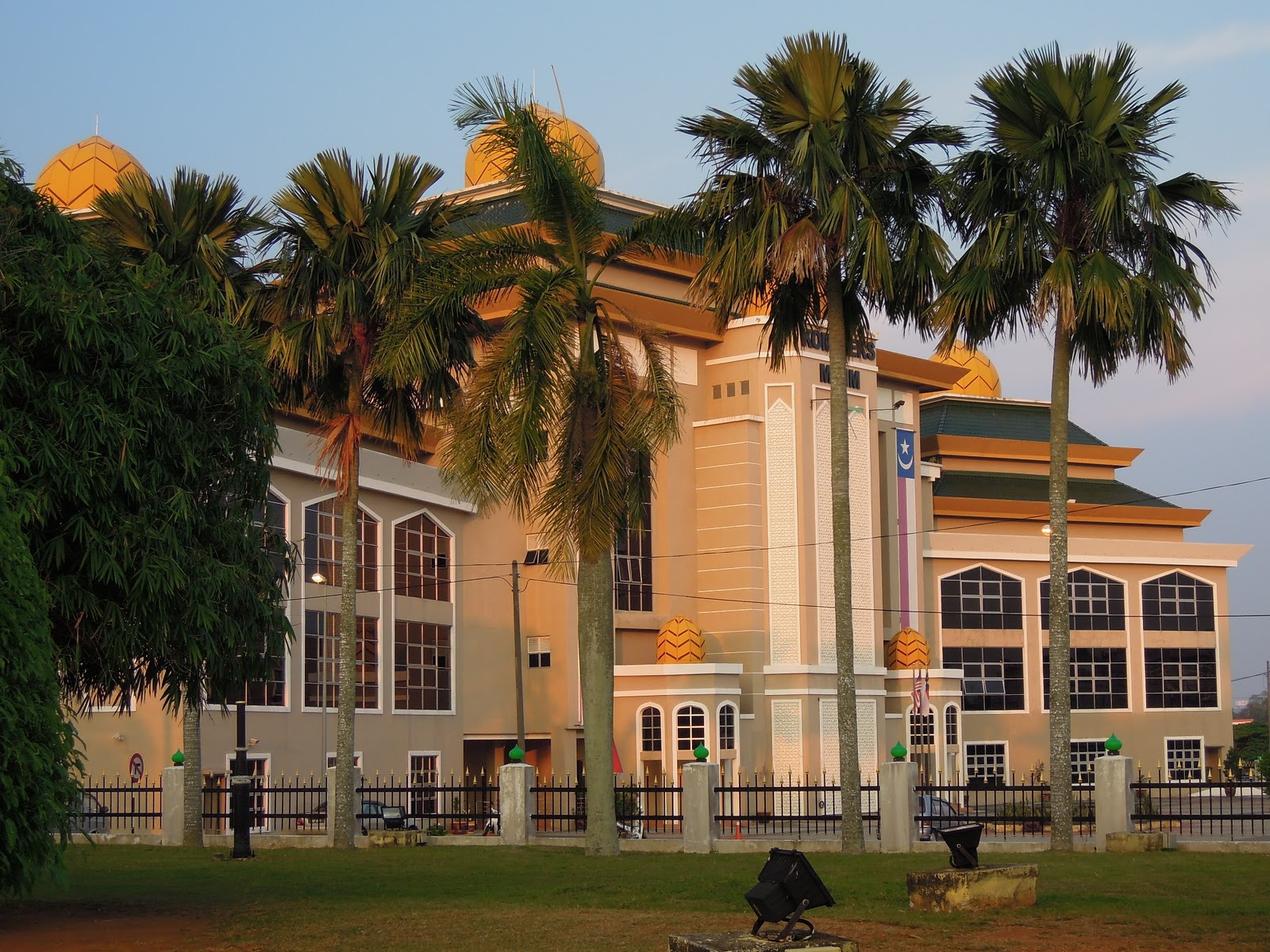 Hidup Biar Allah Sayang: Masjid Cantik Tetapi Hati Pegawai 