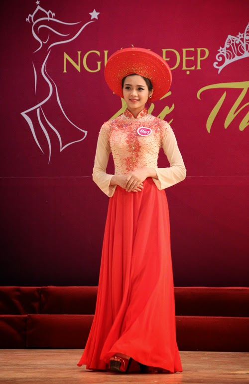 Thí sinh Lê Thị Hằng có khuân mặt ưa nhìn, phần thi áo dài của cô được đánh giá khá tốt Thí sinh Lê Thị Hằng có khuân mặt ưa nhìn, phần thi áo dài của cô được đánh giá khá tốt