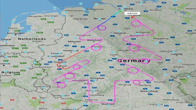 Un avión dibuja un árbol de Navidad en el cielo de Alemania